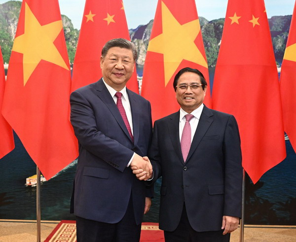 习近平会见越南总理范明政